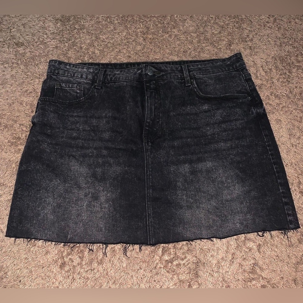 Old Navy woman’s higher high waisted black frayed  mini skirt - black denim.